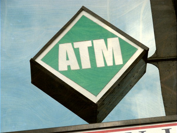 El disputado origen del cajero automático